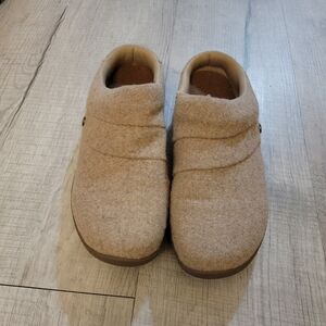 Women's Tan Slippers